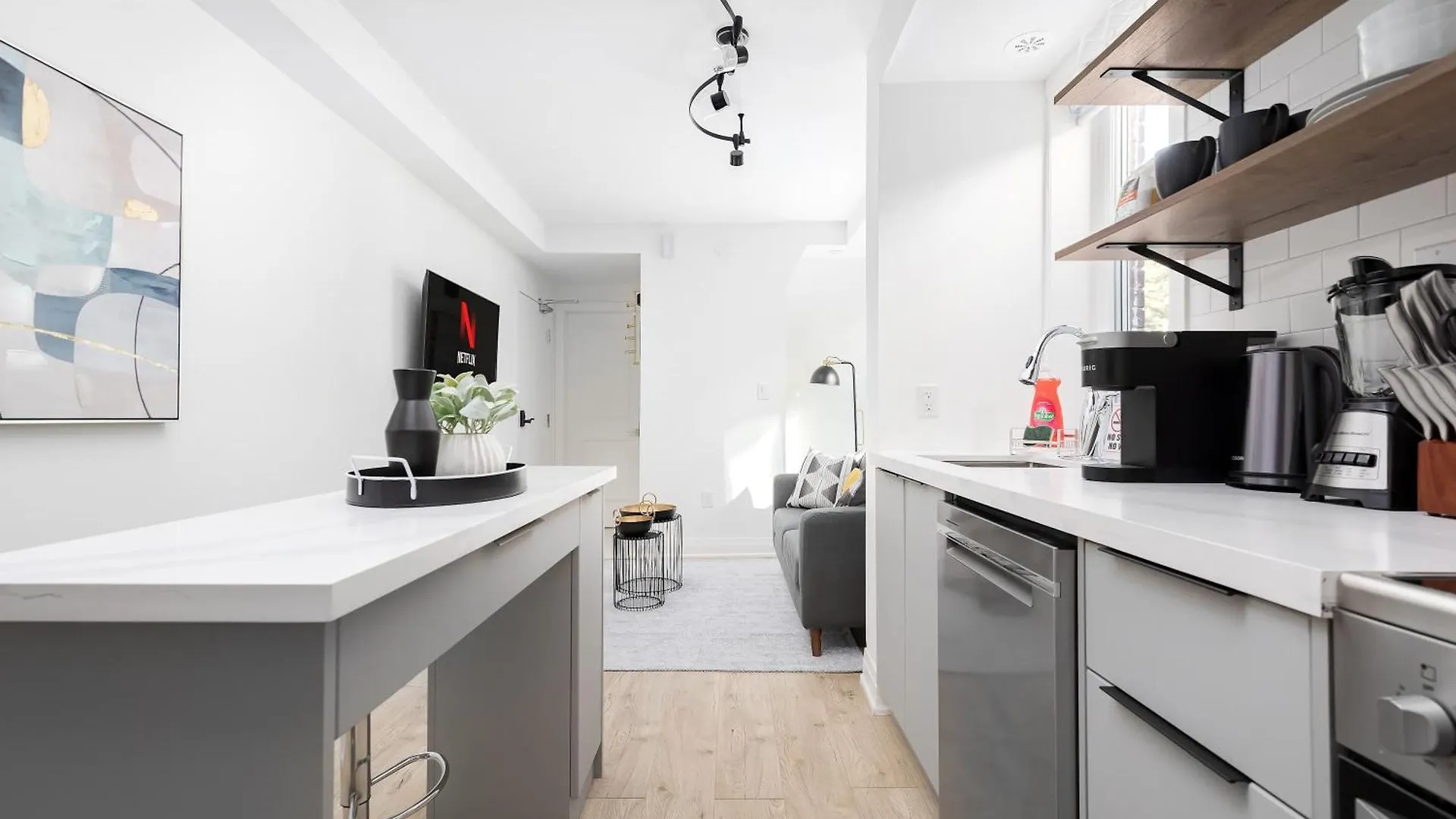 Family Getaway Trendy Ossington Neighbourhood Apartment Toronto