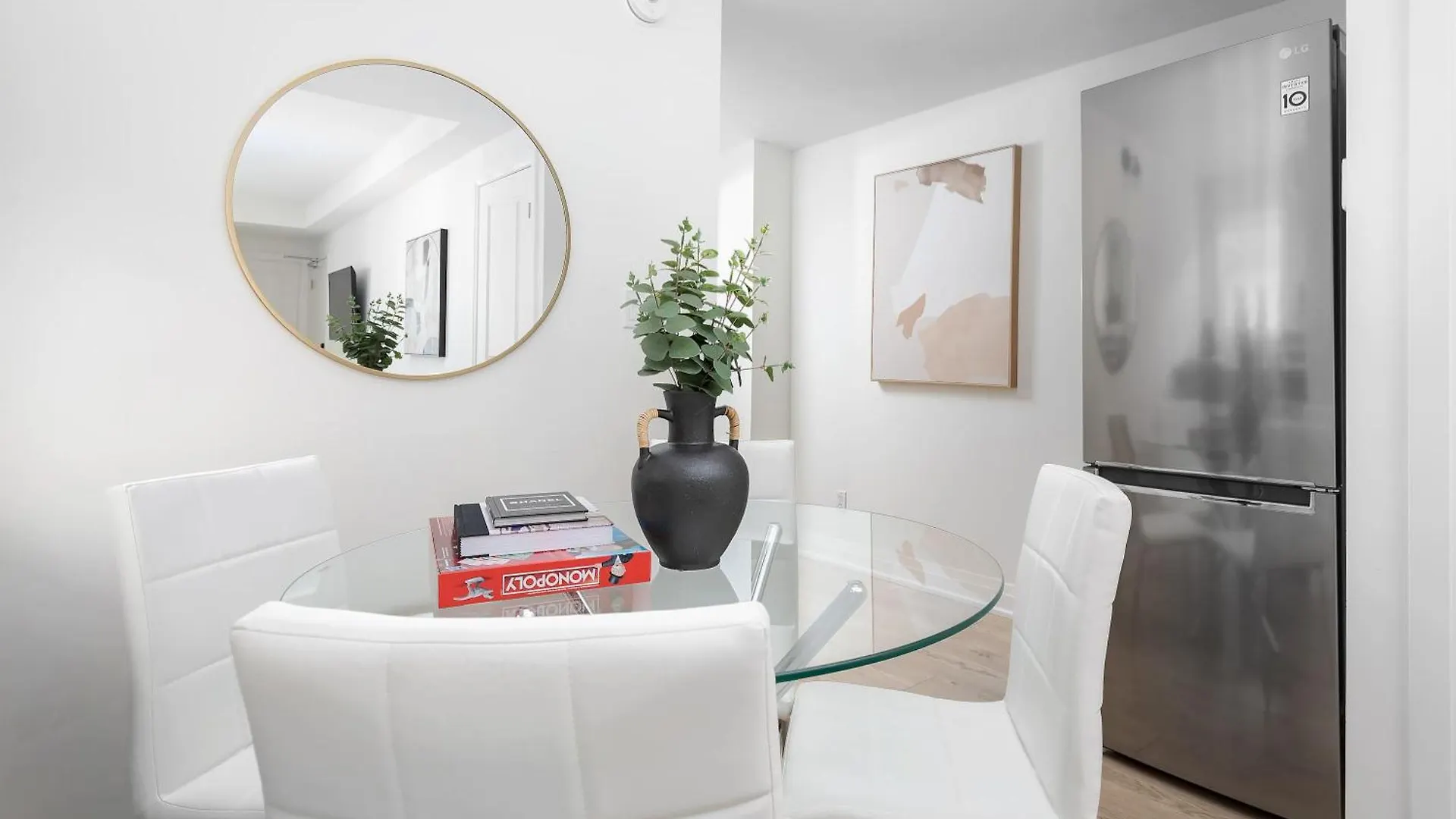 Family Getaway Trendy Ossington Neighbourhood Apartment Toronto 0*,  Canada