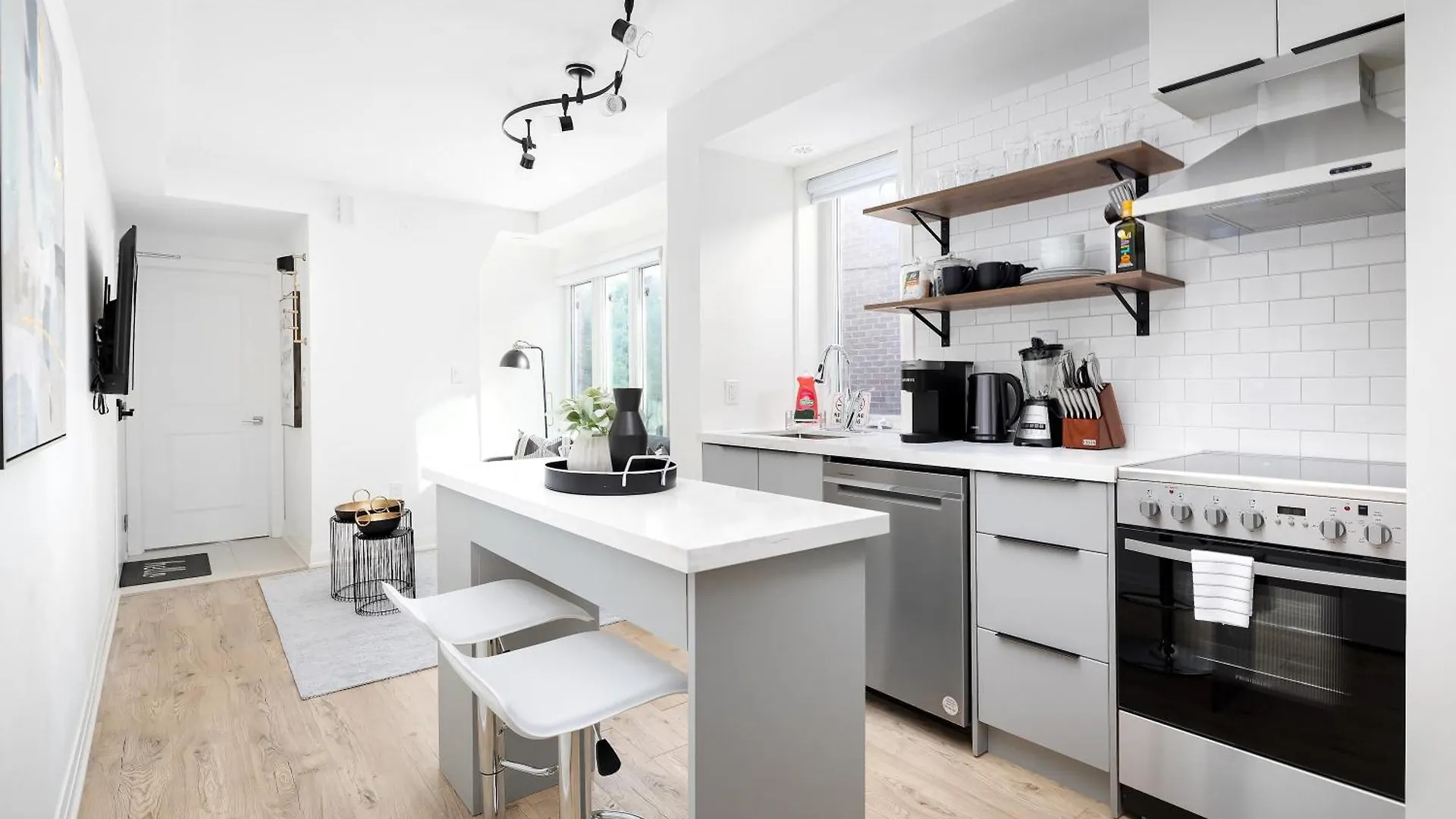 Family Getaway Trendy Ossington Neighbourhood Apartment Toronto
