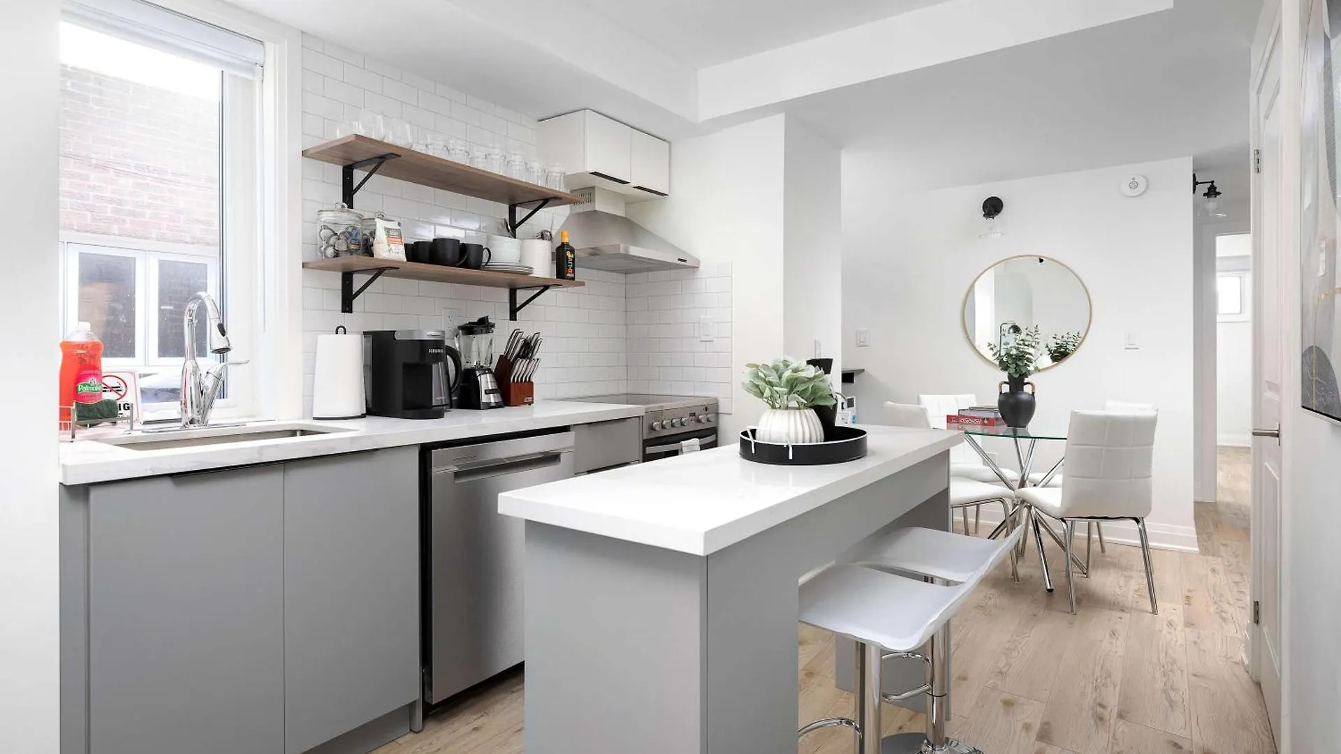 Family Getaway Trendy Ossington Neighbourhood Apartment Toronto